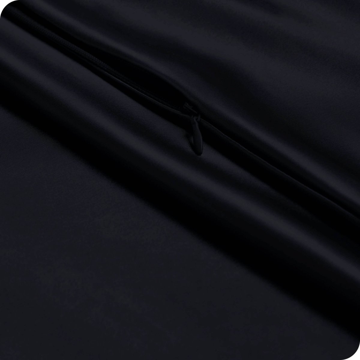 Close up of the zipper closure