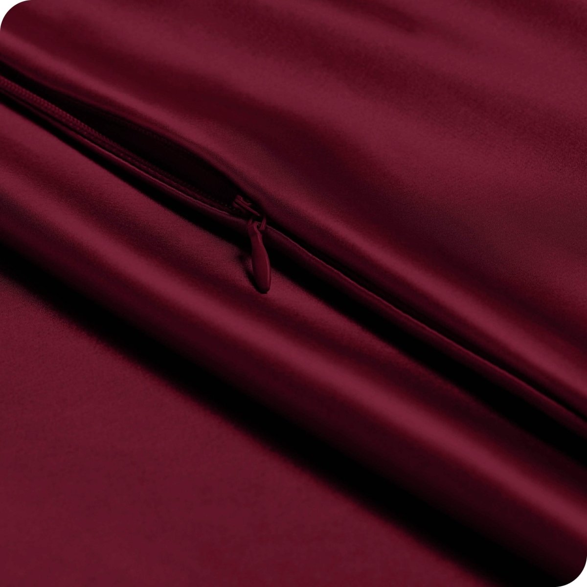Close up of the zipper closure