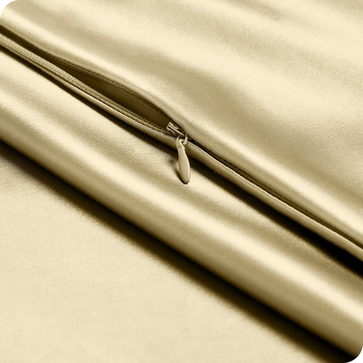 Close up of the zipper closure