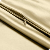 Close up of the zipper closure