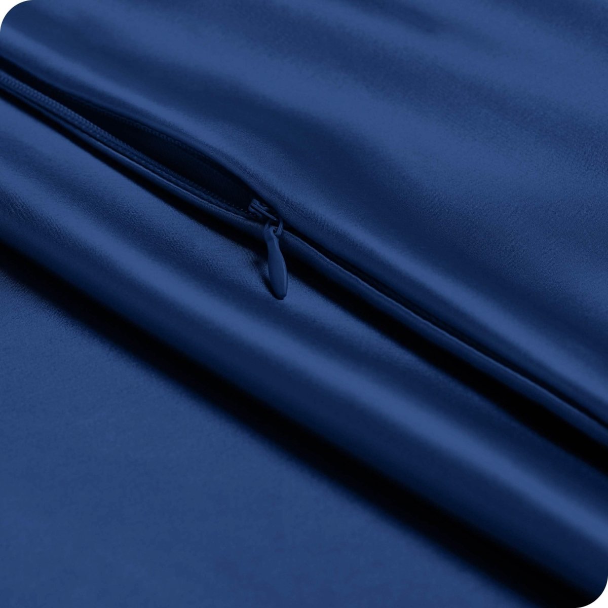 Close up of the zipper closure