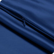Close up of the zipper closure