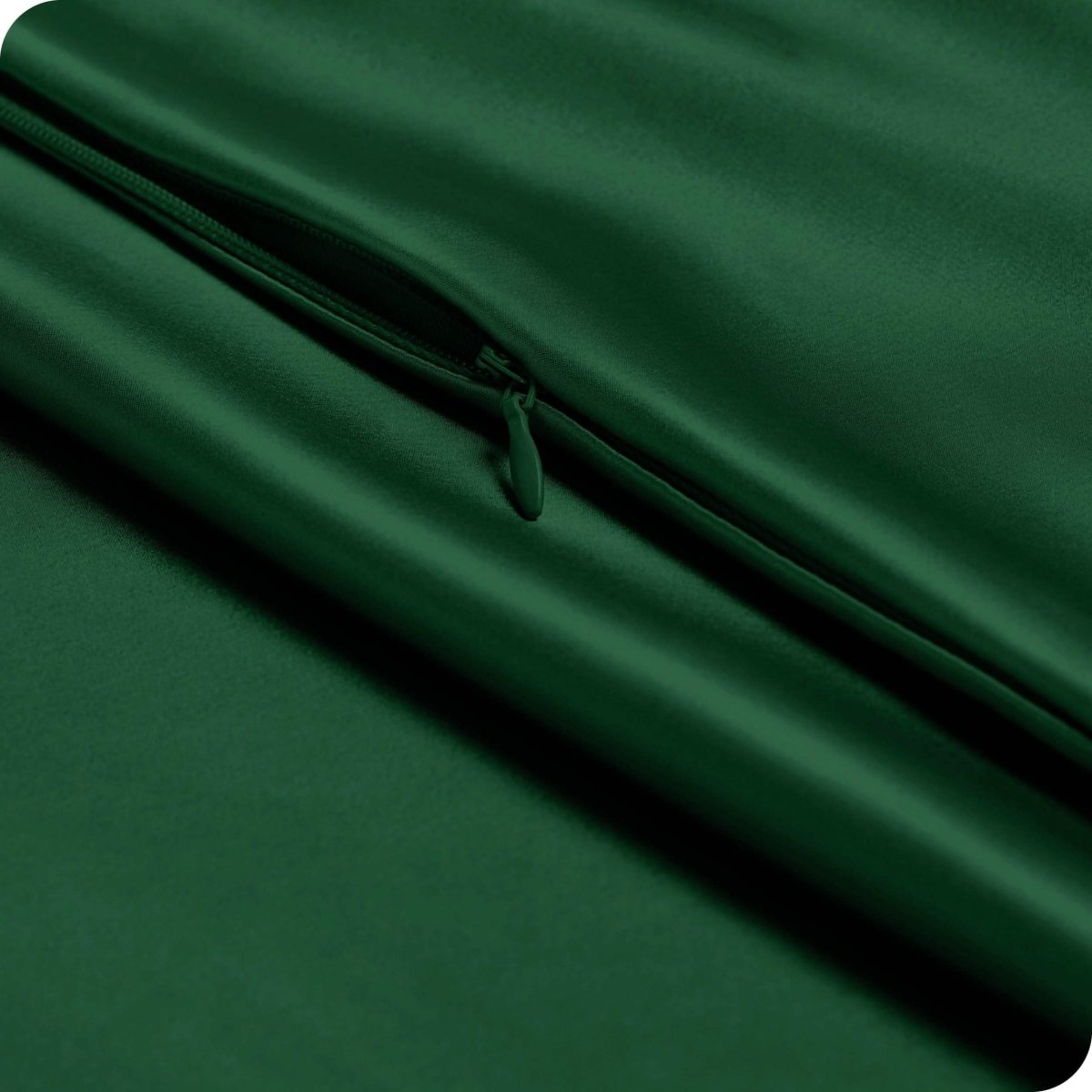 Close up of the zipper closure