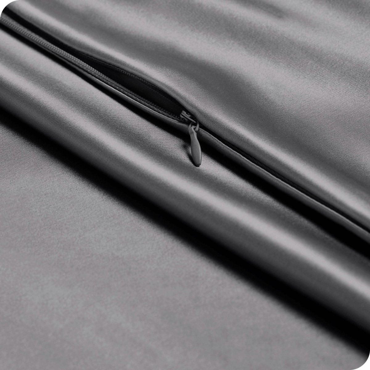 The zipper of the silk pillowcase