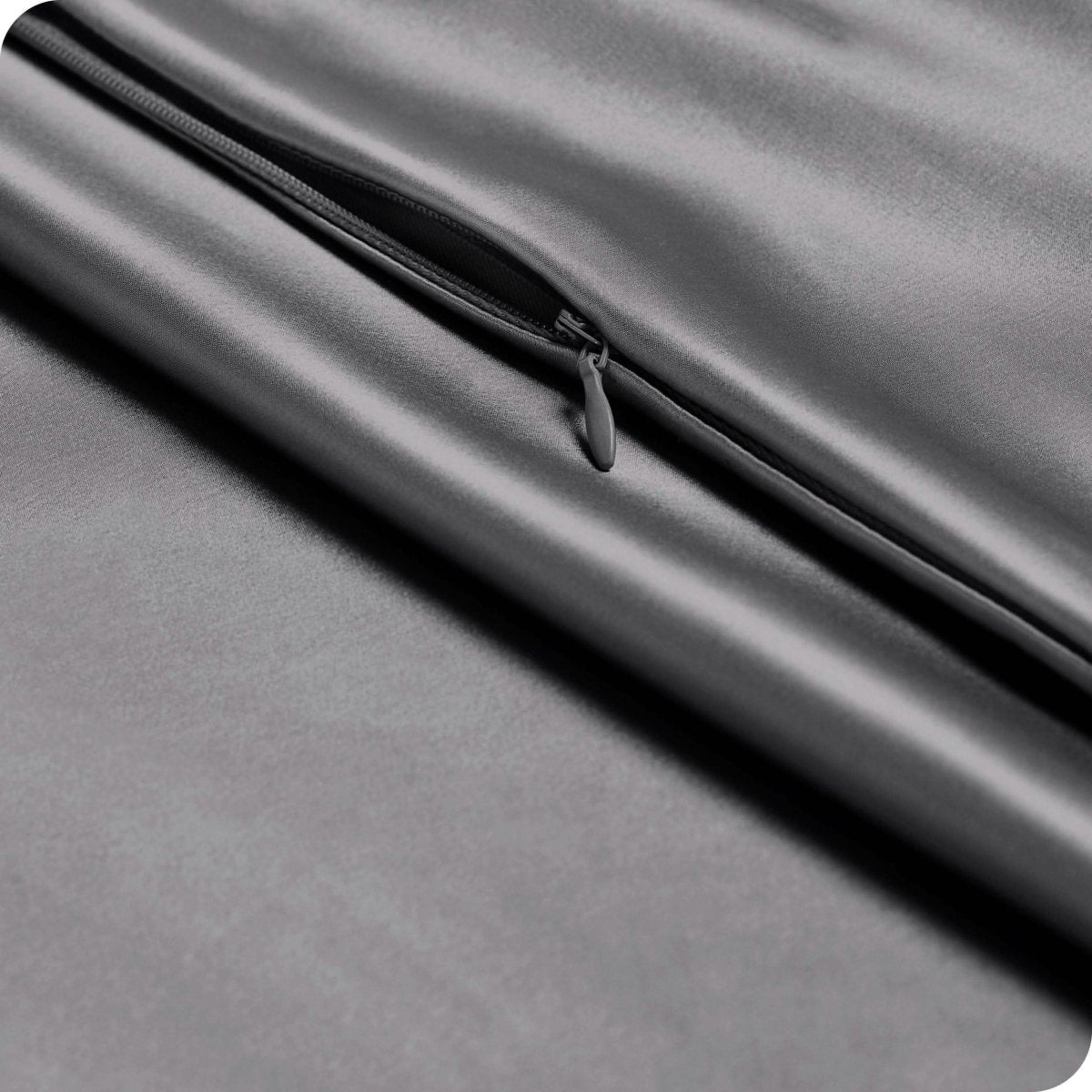 Close up of the zipper closure