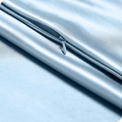 Close up of the zipper closure