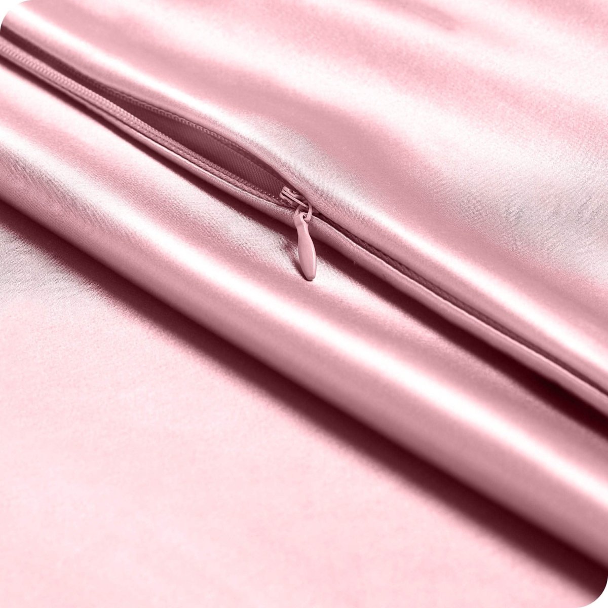 Close up of the zipper closure