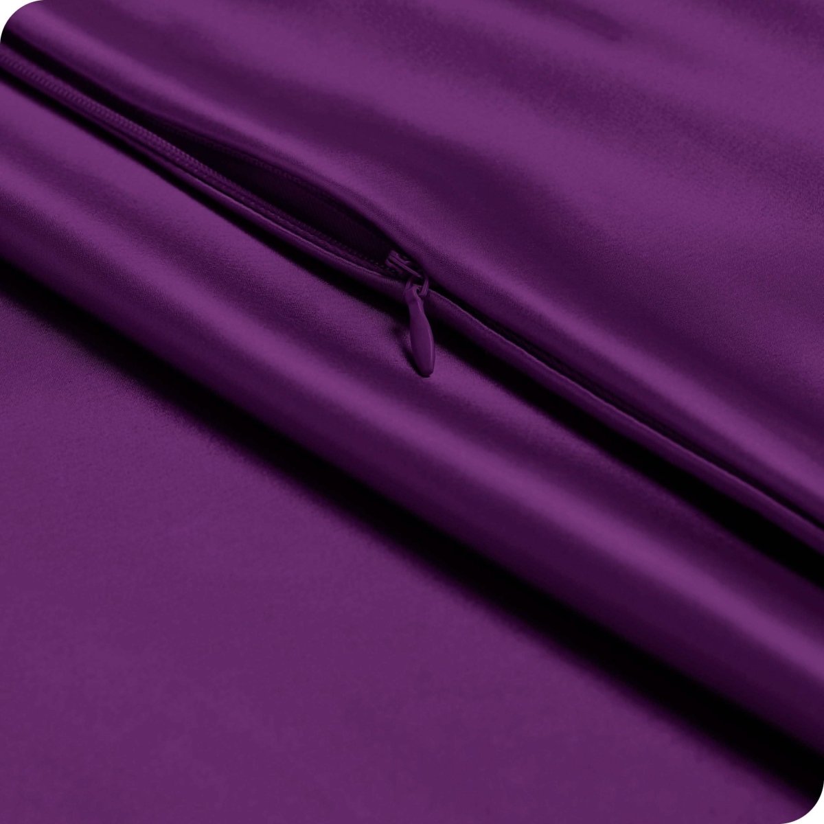 Close up of the zipper closure