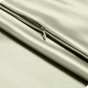 Close up of the zipper closure