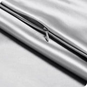 The zipper of the silk pillowcase