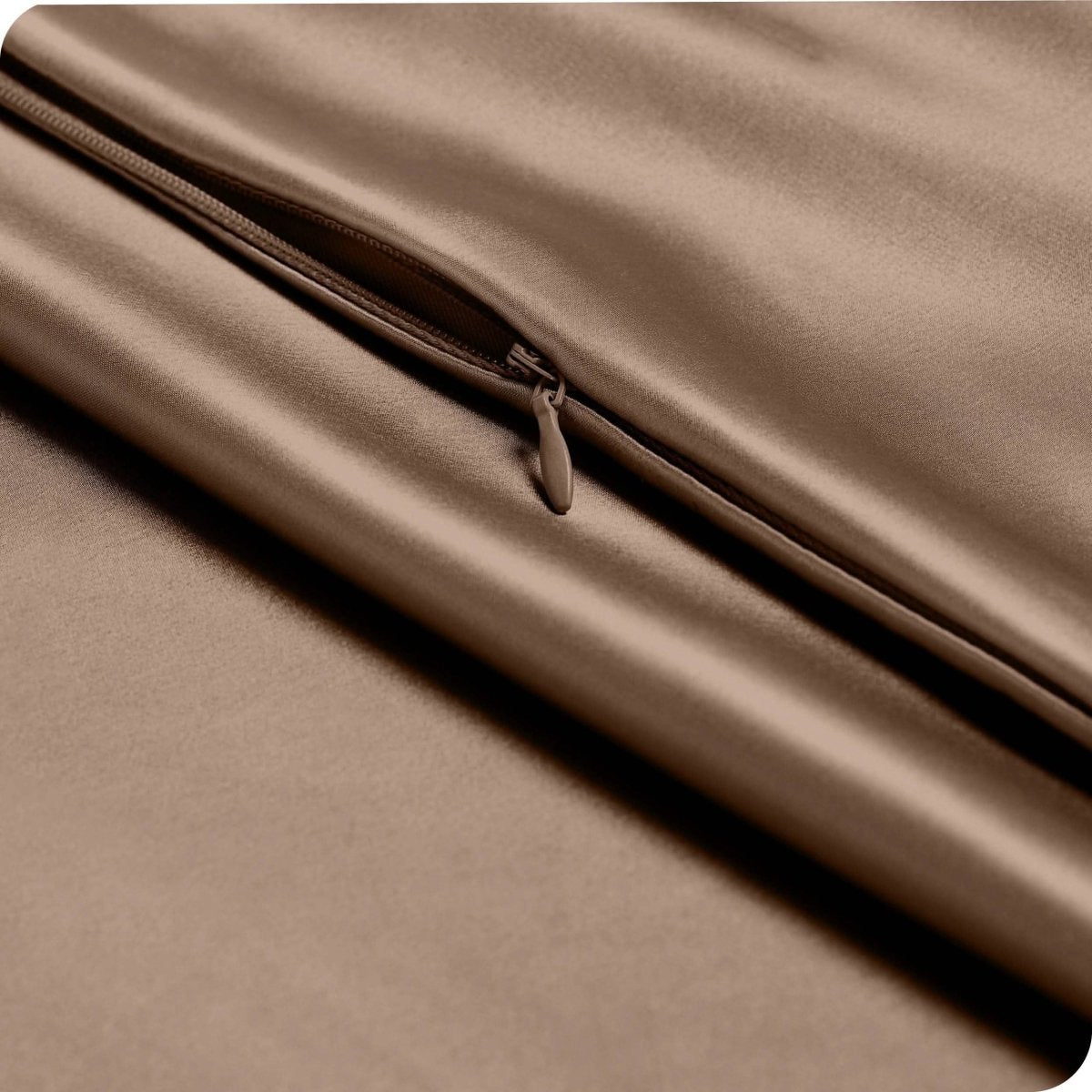 Close up of the zipper closure
