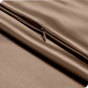 Close up of the zipper closure