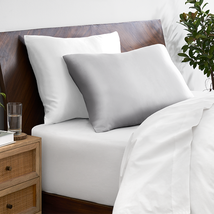Bed with white mulberry silk pillowcases
