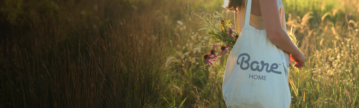 Tote bag with Bare branding in a golden field