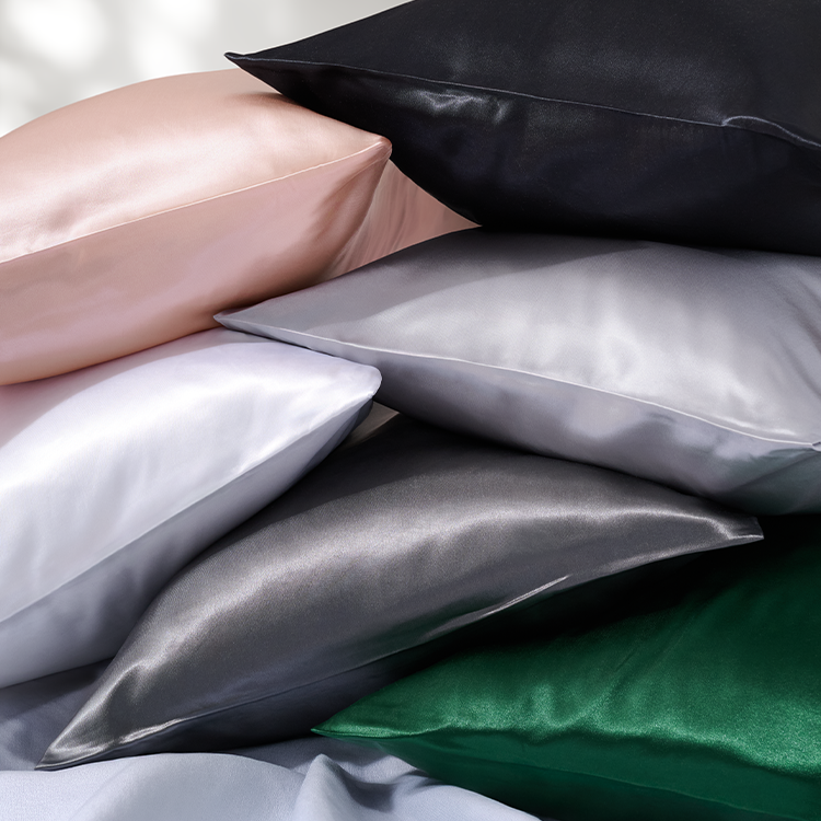 Bed with a green mulberry silk pillowcase set