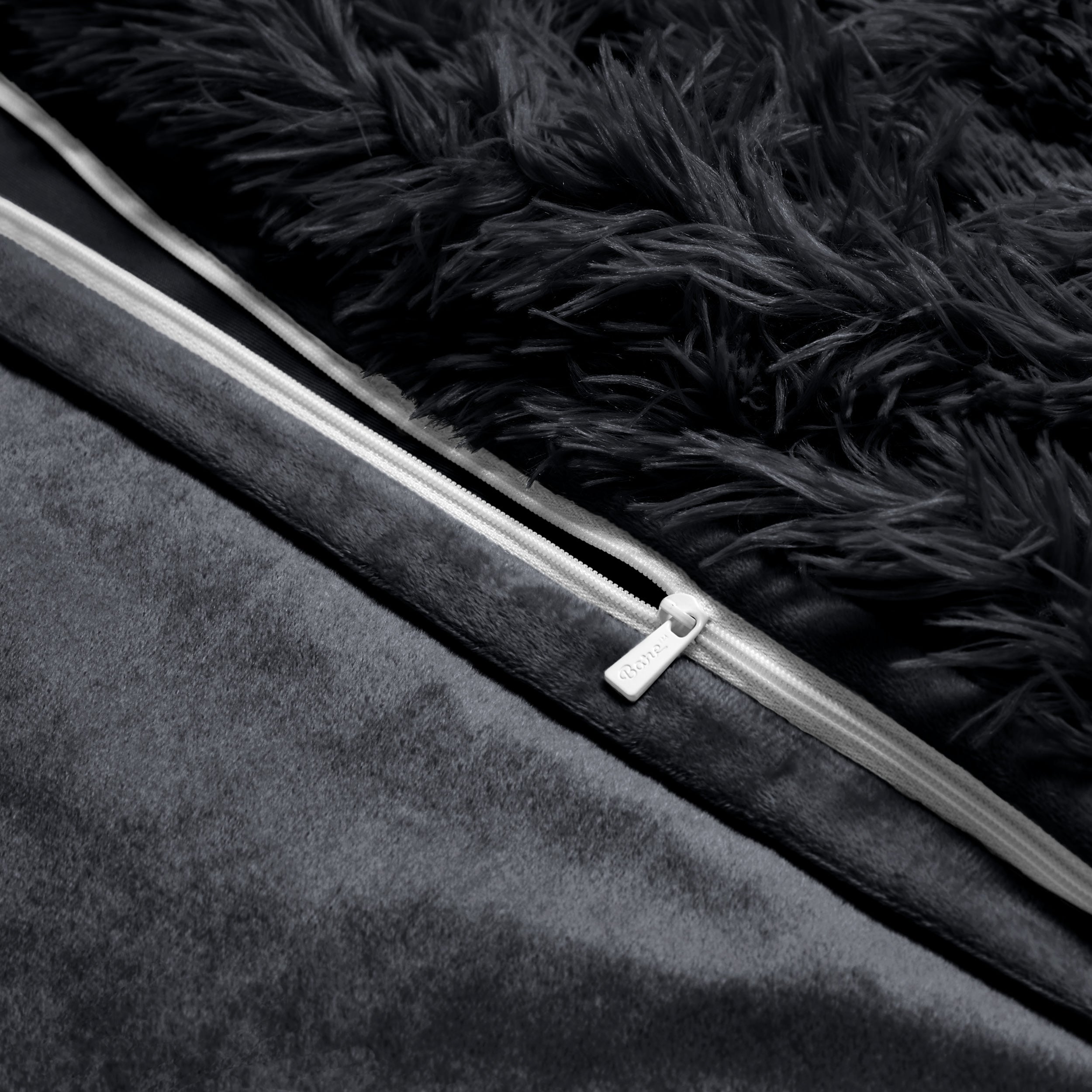 Shaggy duvet with a zipper closure