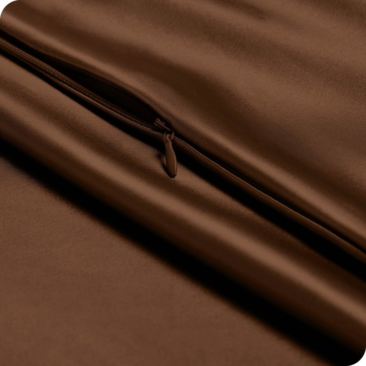Close up of the zipper closure
