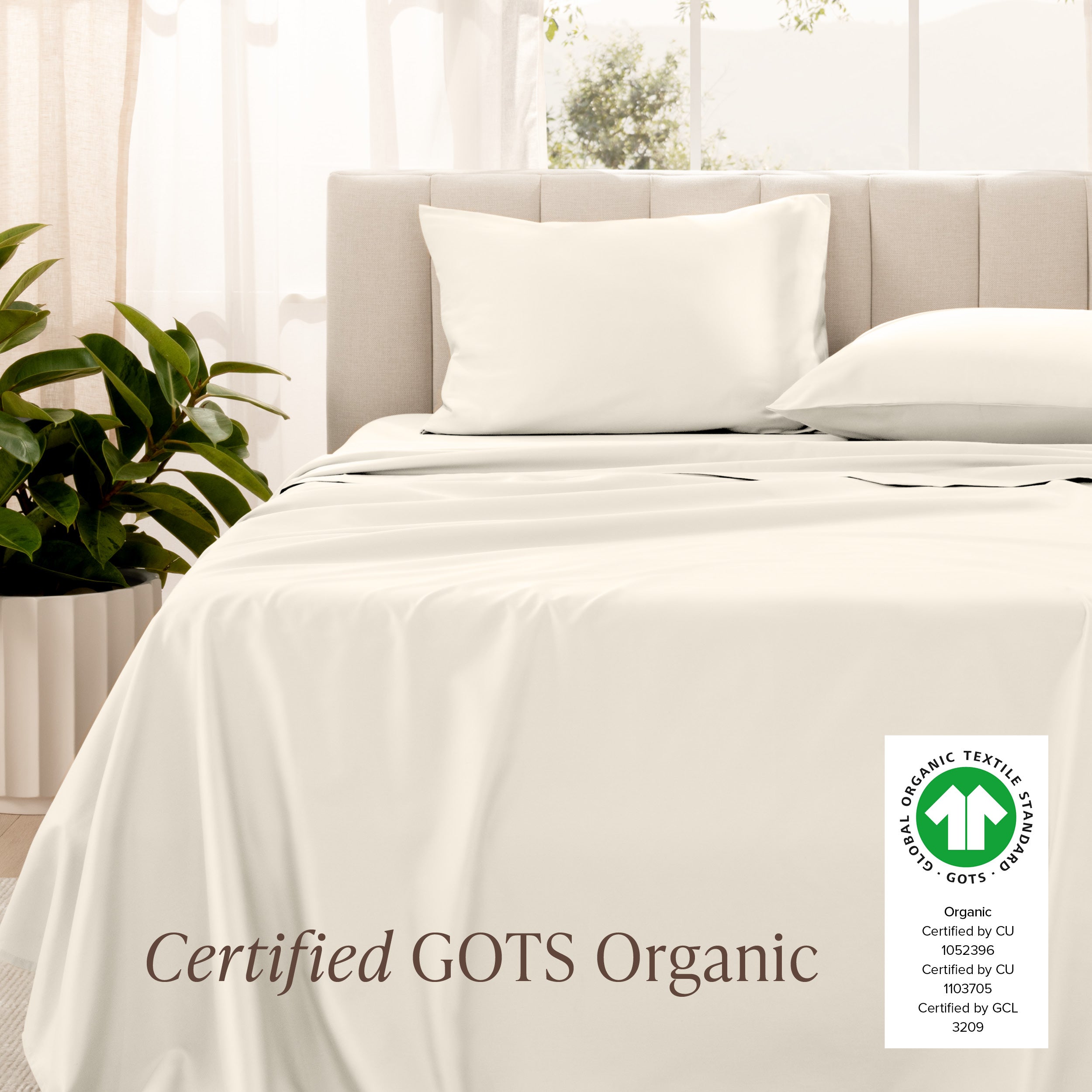 Bed with sateen bedding and pillowcases, featuring a GOTS Organic certification label.