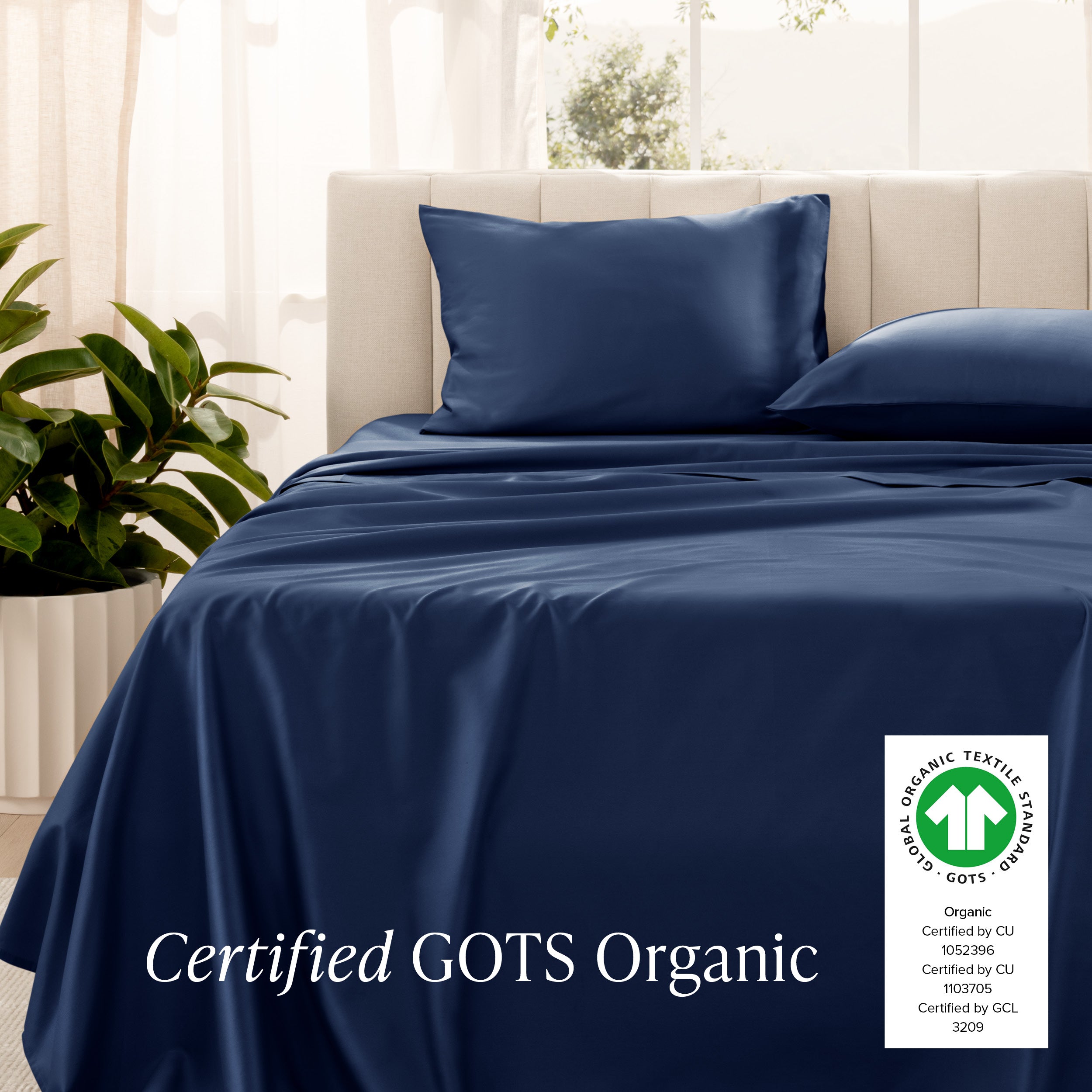 Bed with sateen bedding and pillowcases, featuring a GOTS Organic certification label.