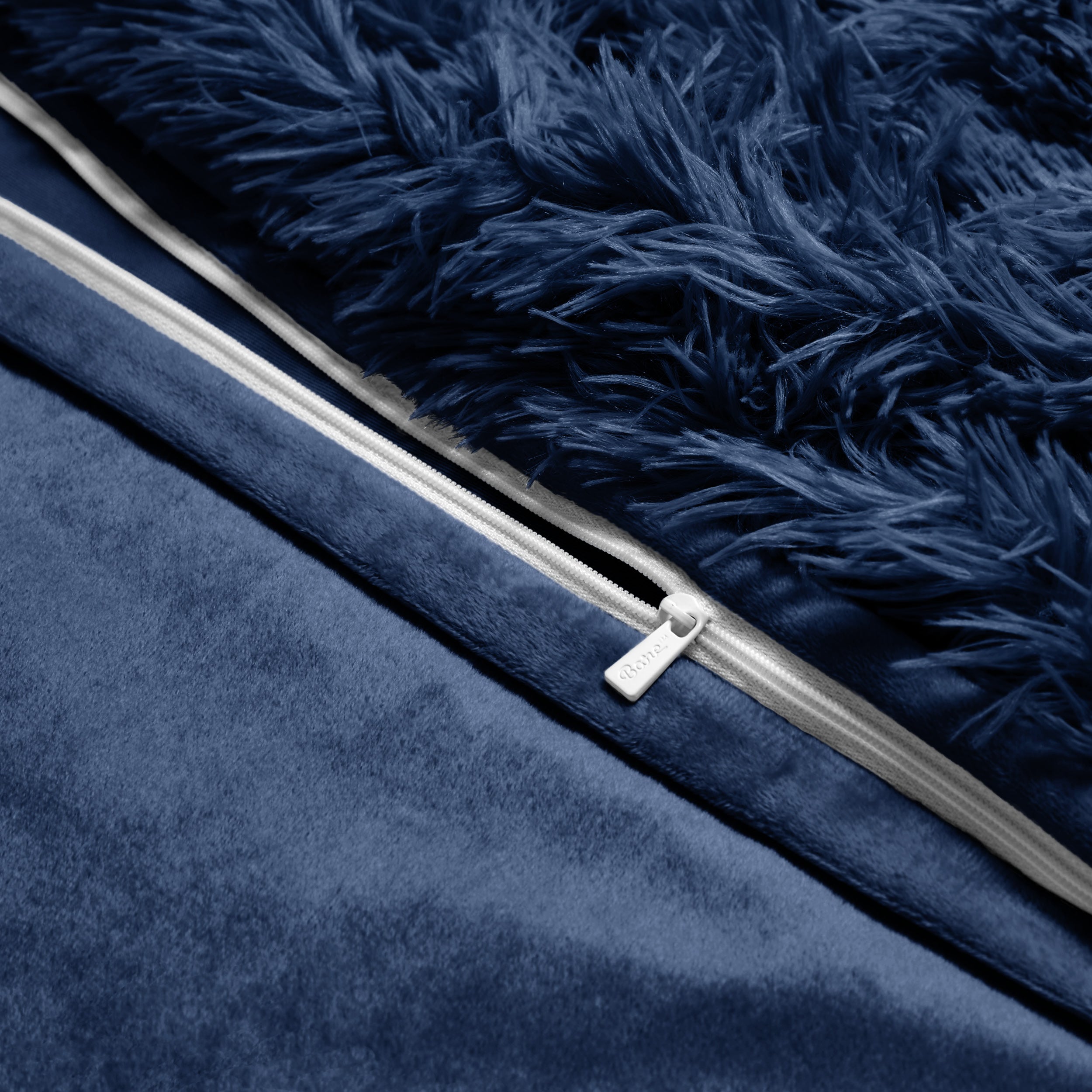 Shaggy duvet with a zipper closure