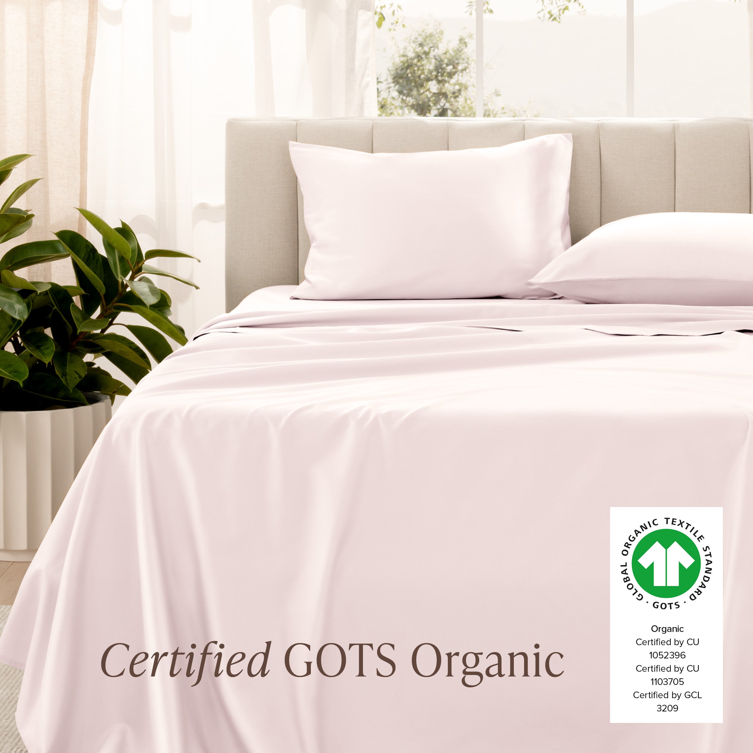 Bed with sateen bedding and pillowcases, featuring a GOTS Organic certification label.