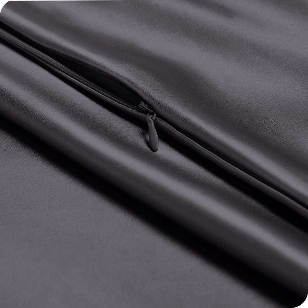 Close up of the zipper closure