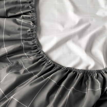 Close-up of fitted sheet with all around elastic