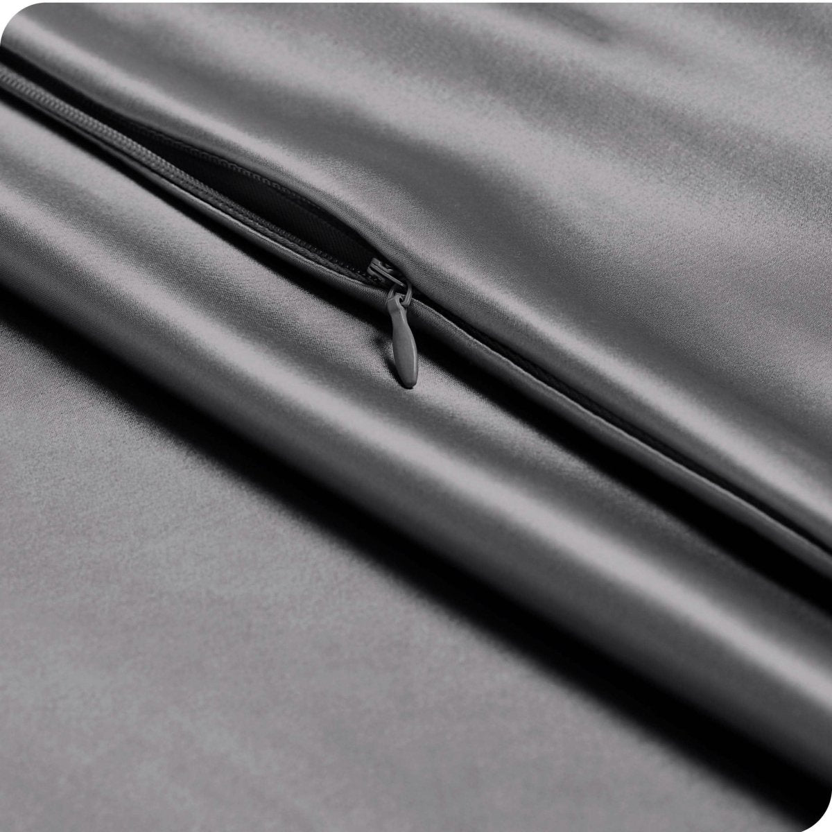 Close up of the zipper closure