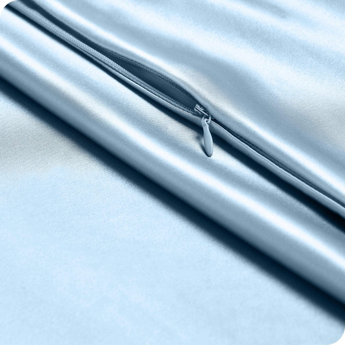 Close up of the zipper on a poly satin pillowcase