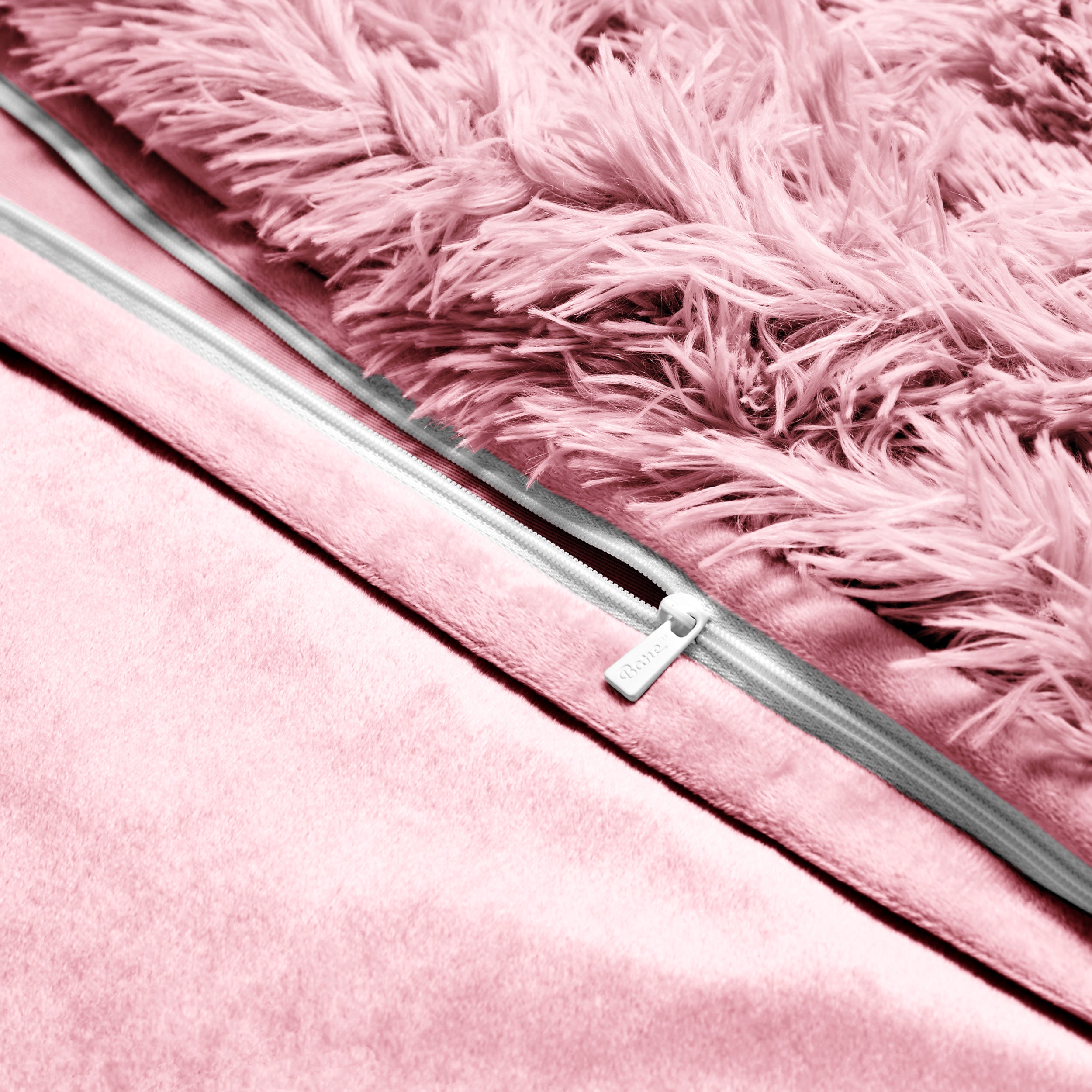 Shaggy duvet with a zipper closure