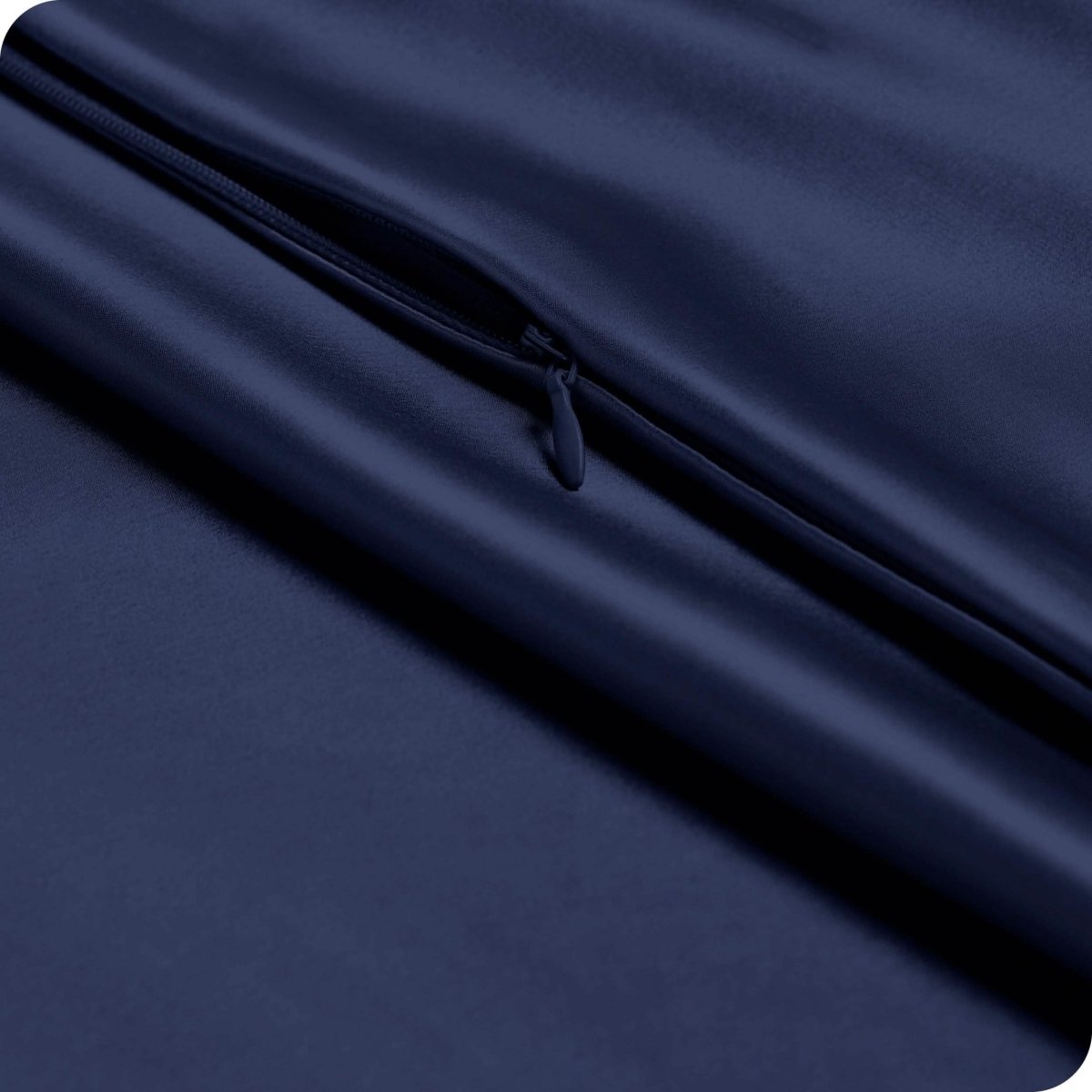 Close up of the zipper closure