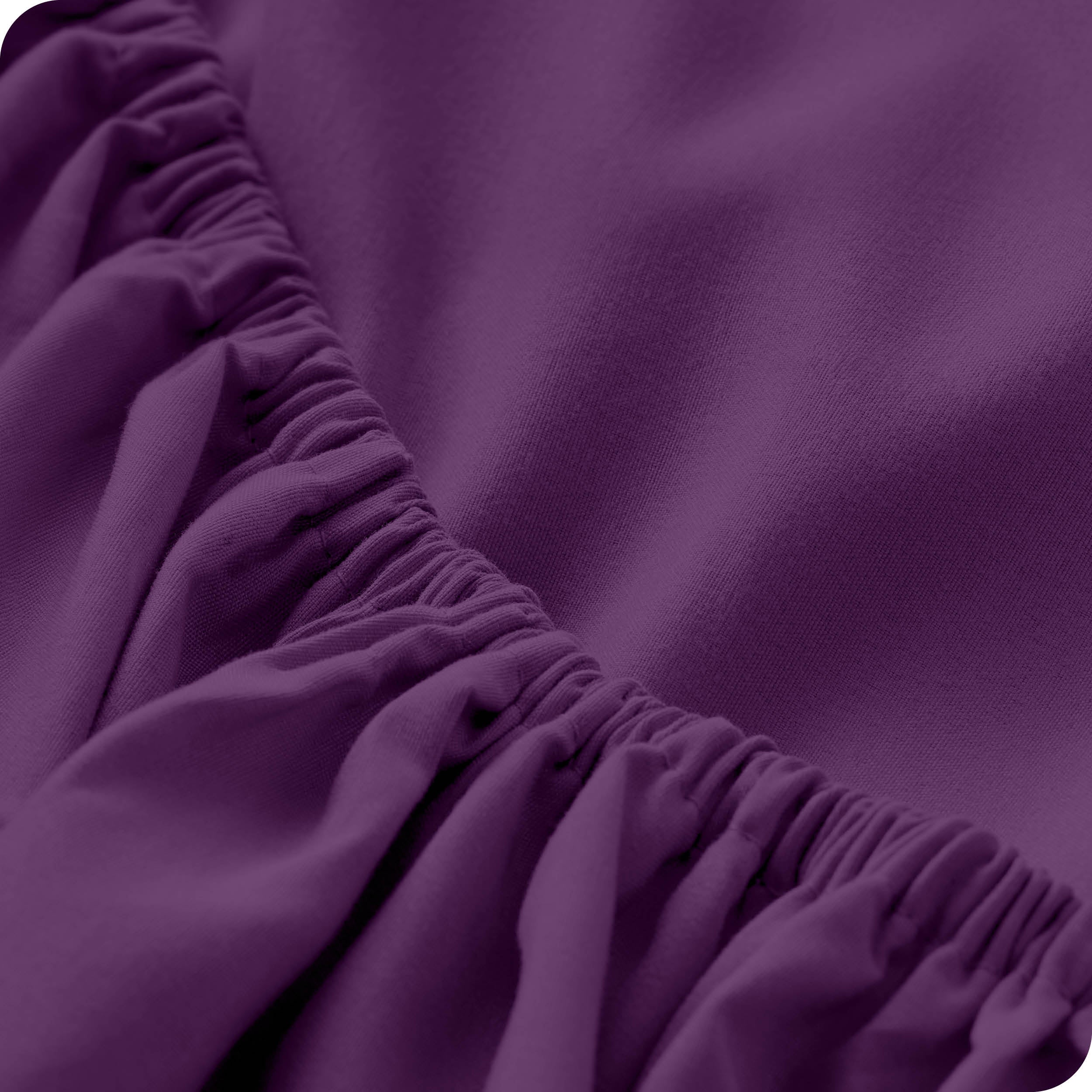Close up of the elastic on the microfiber fitted sheet