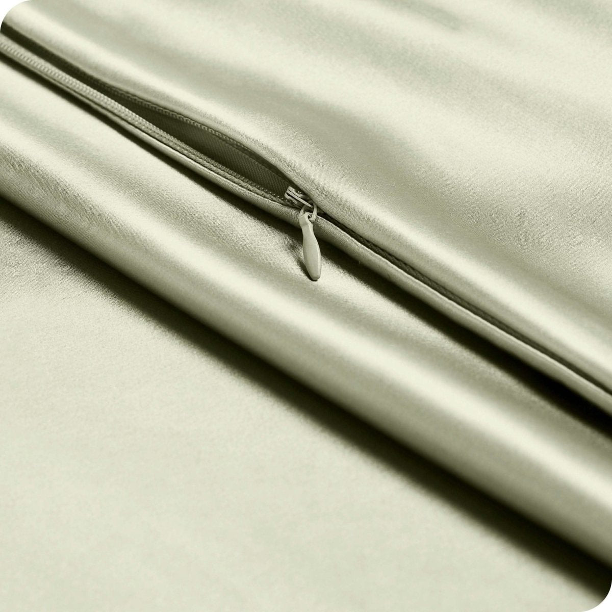 Close up of the zipper closure