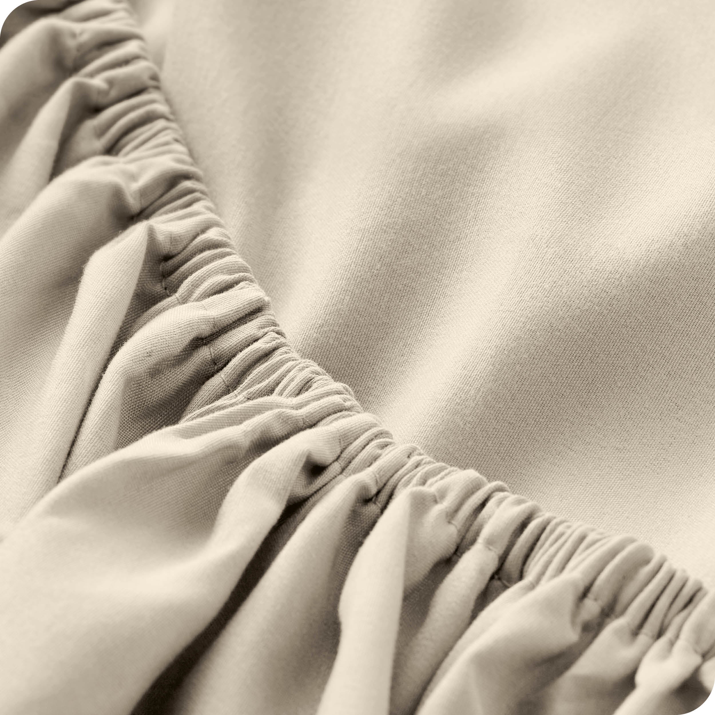 Close up of the elastic on the microfiber fitted sheet
