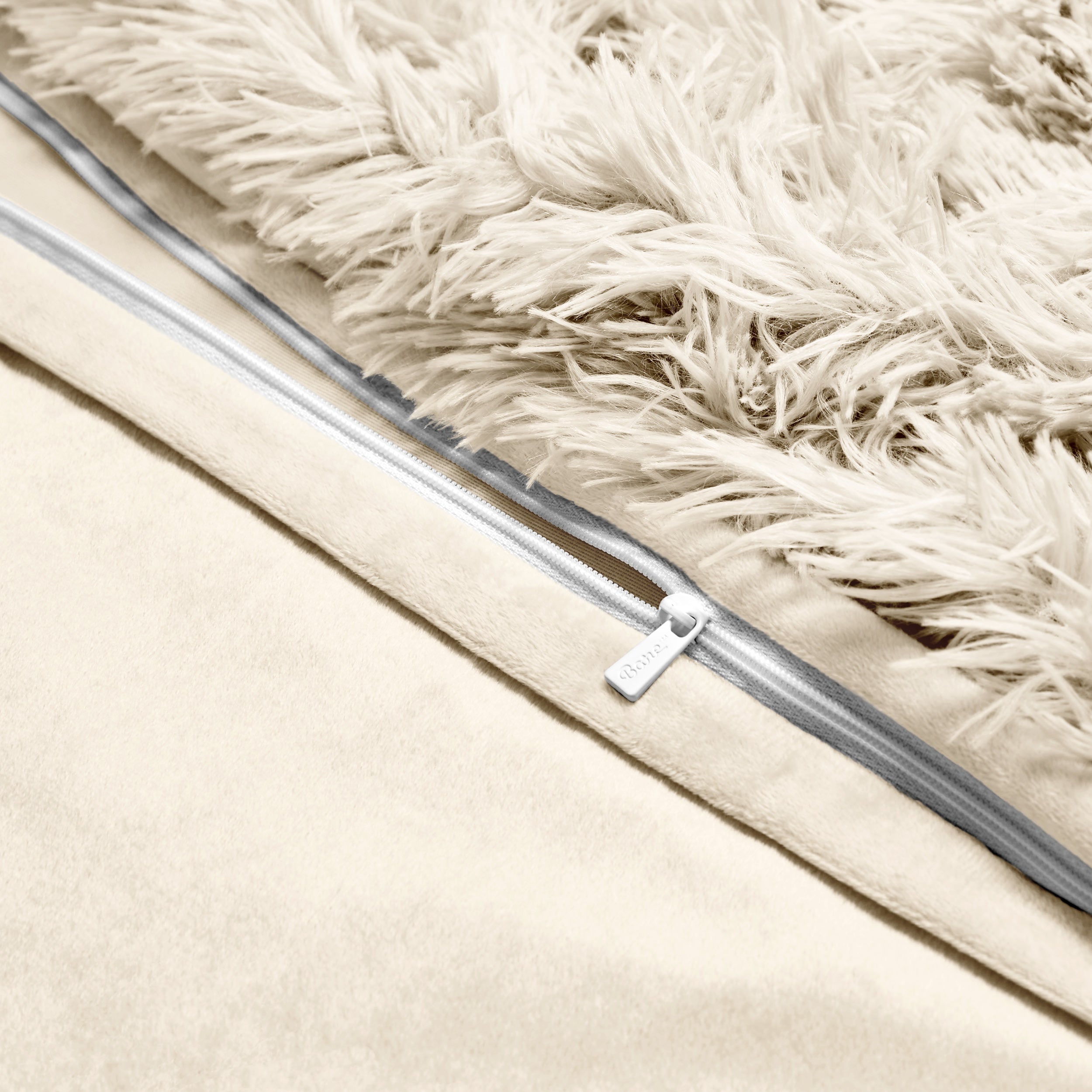 Shaggy duvet with a zipper closure