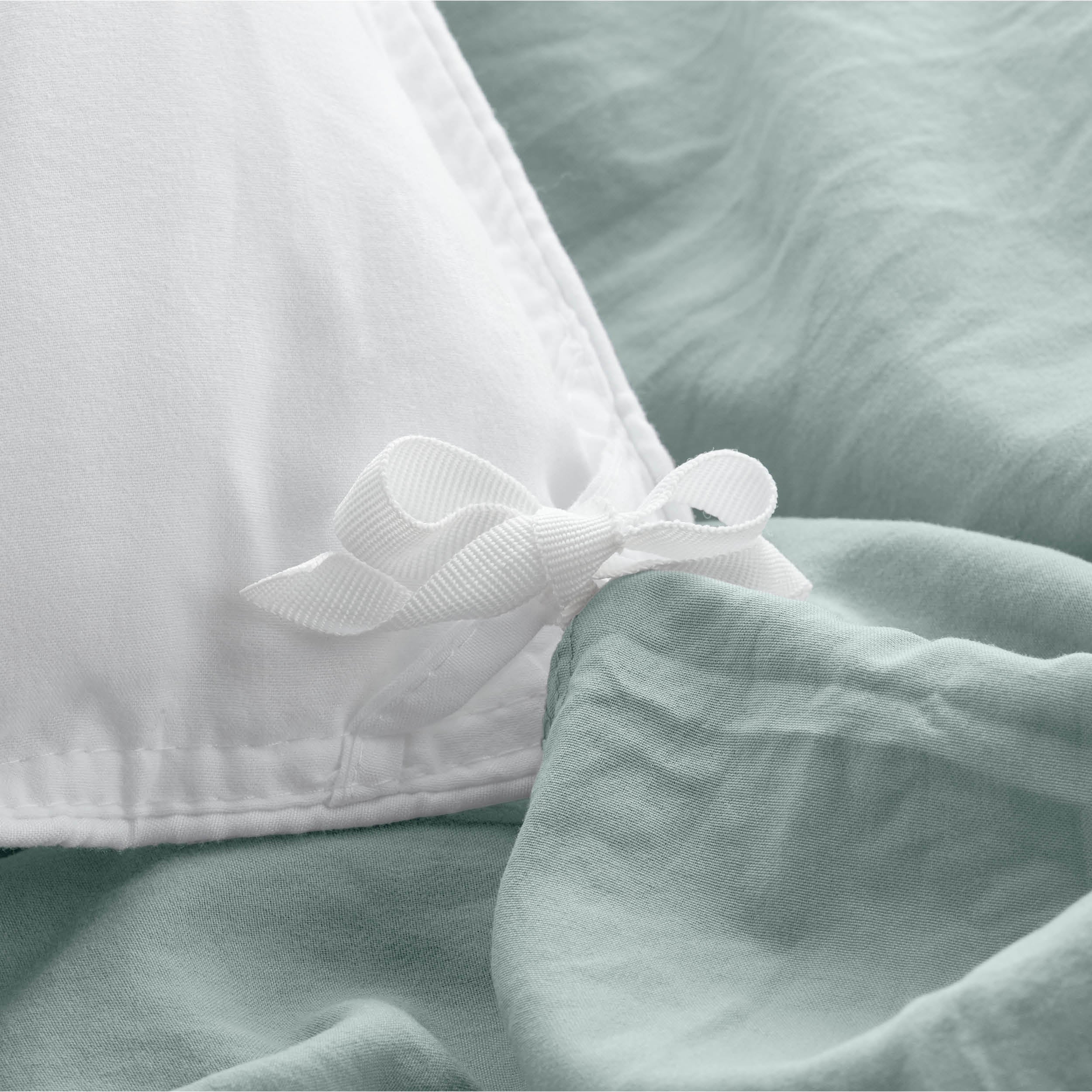Close up of the duvet cover ties
