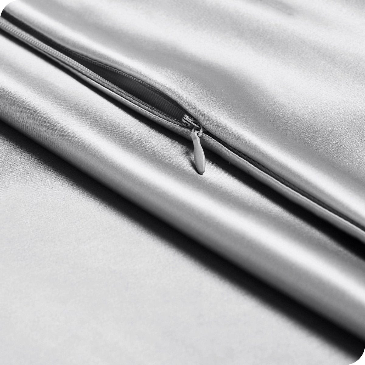 The zipper of the silk pillowcase