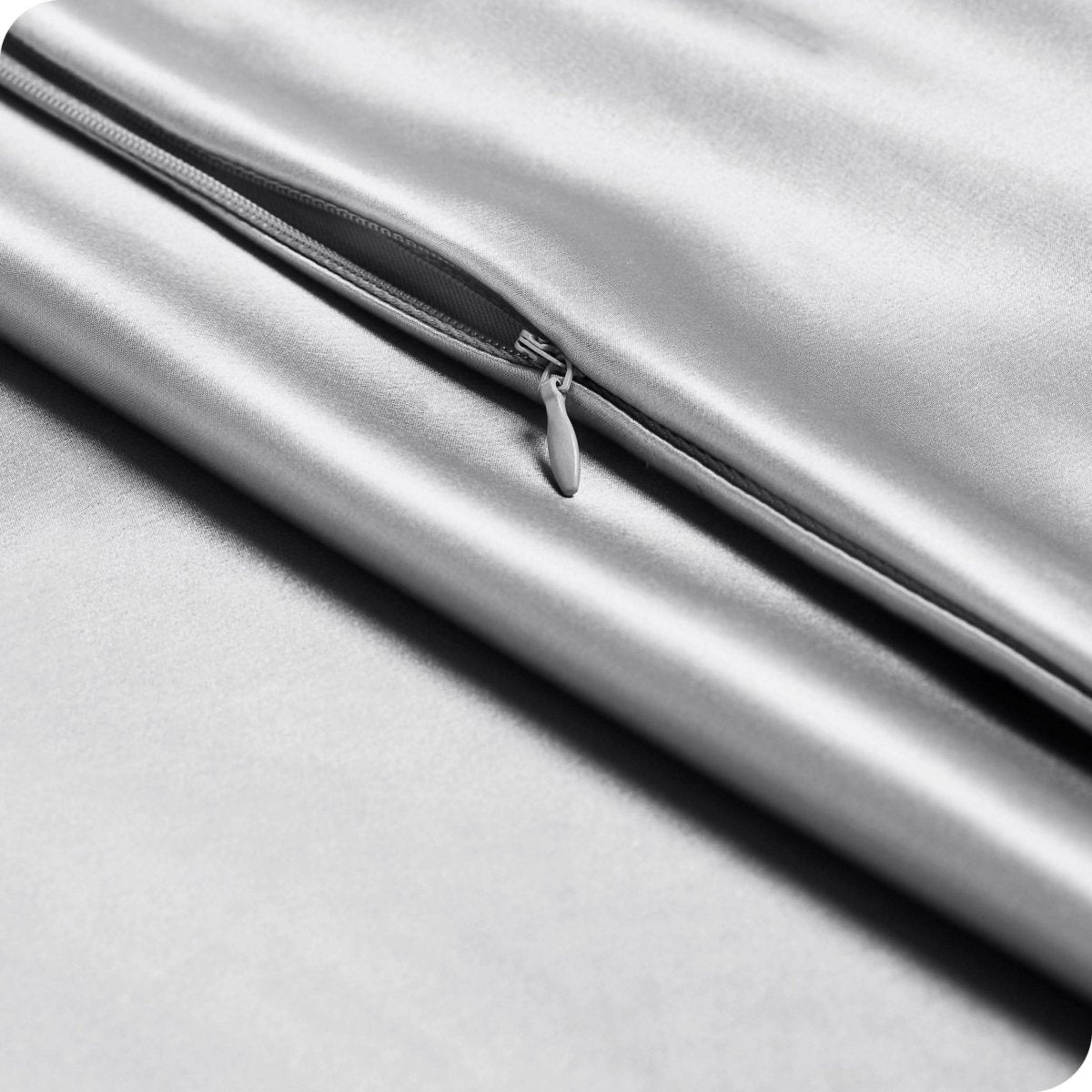 Close up of the zipper closure