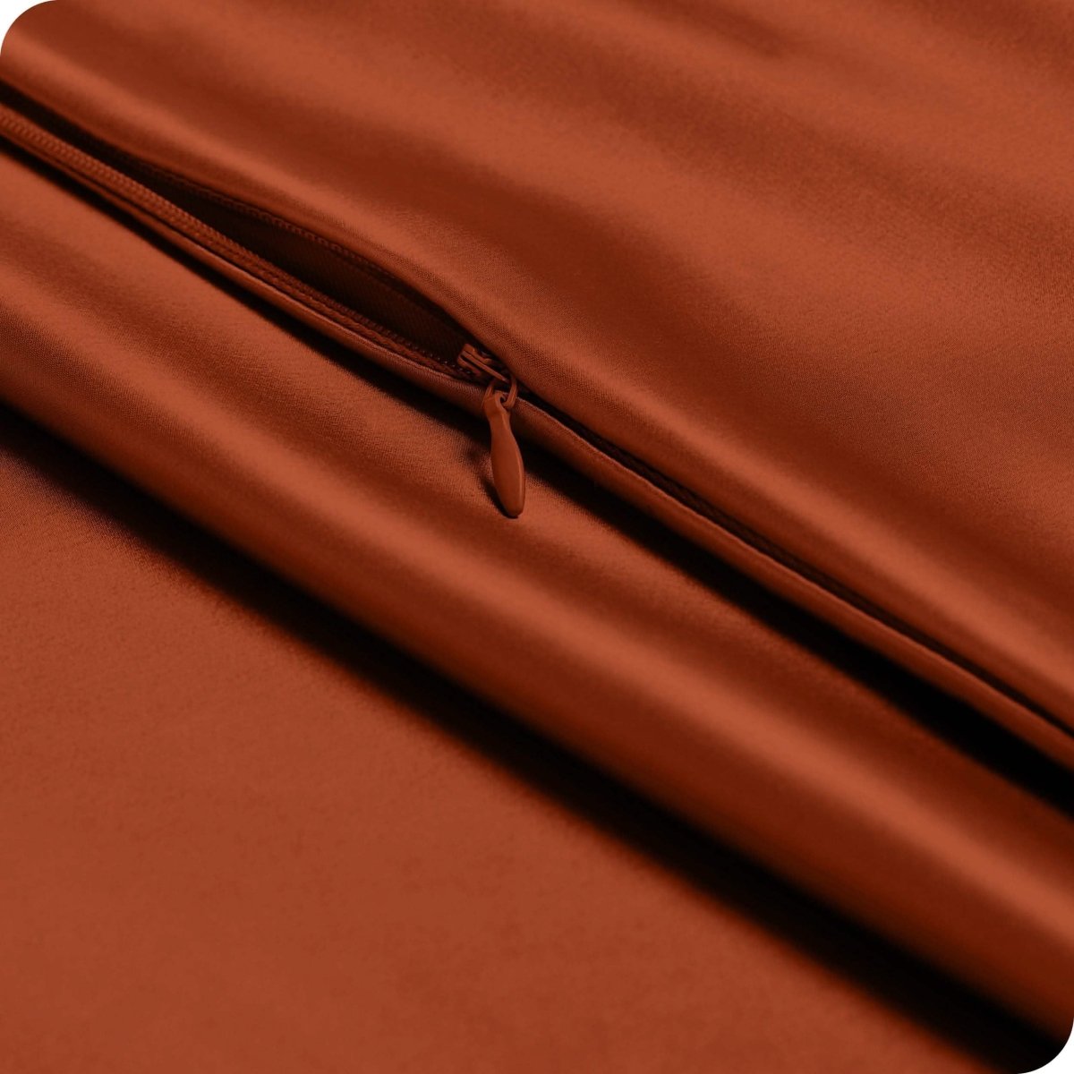 Close up of the zipper closure