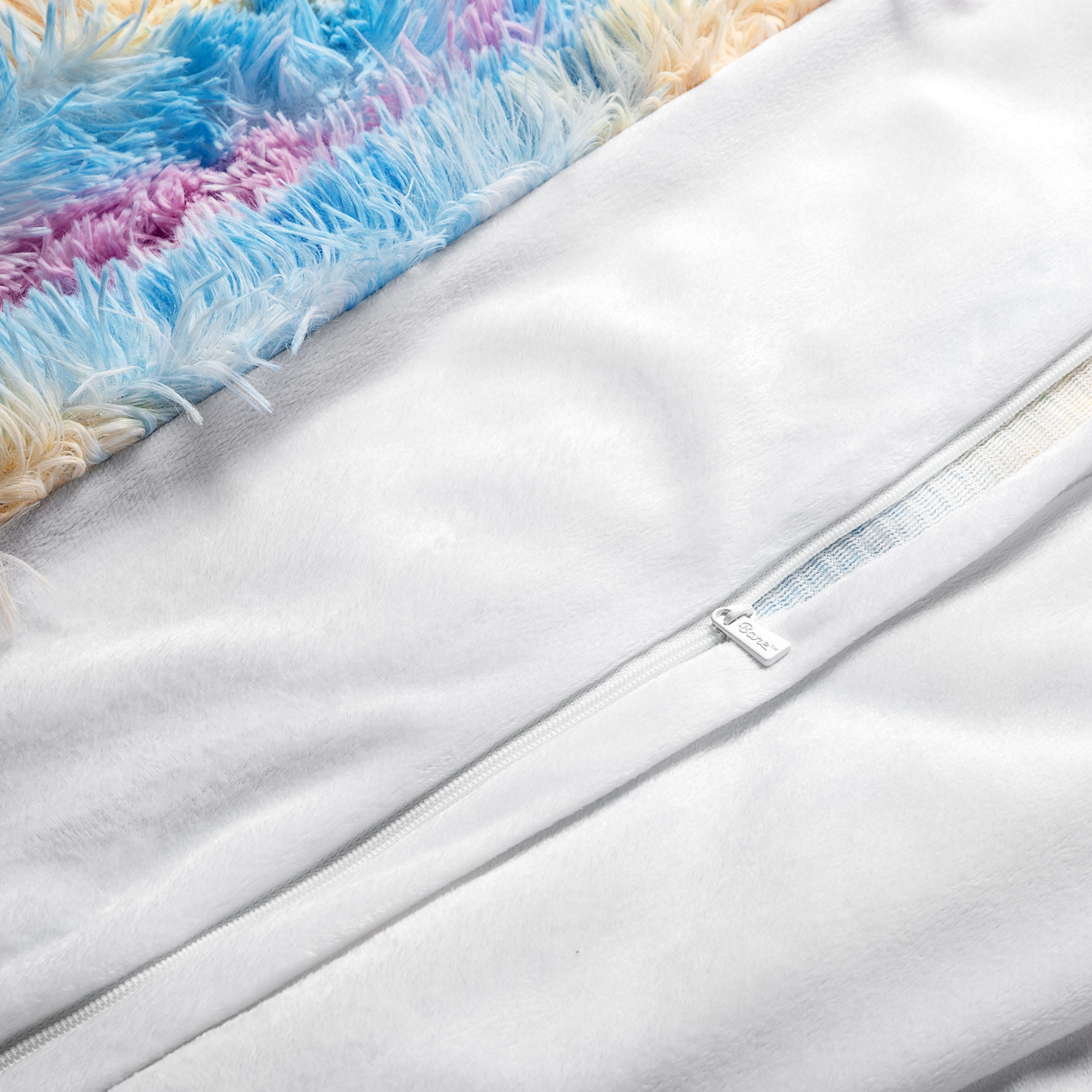 Shaggy duvet with a zipper closure