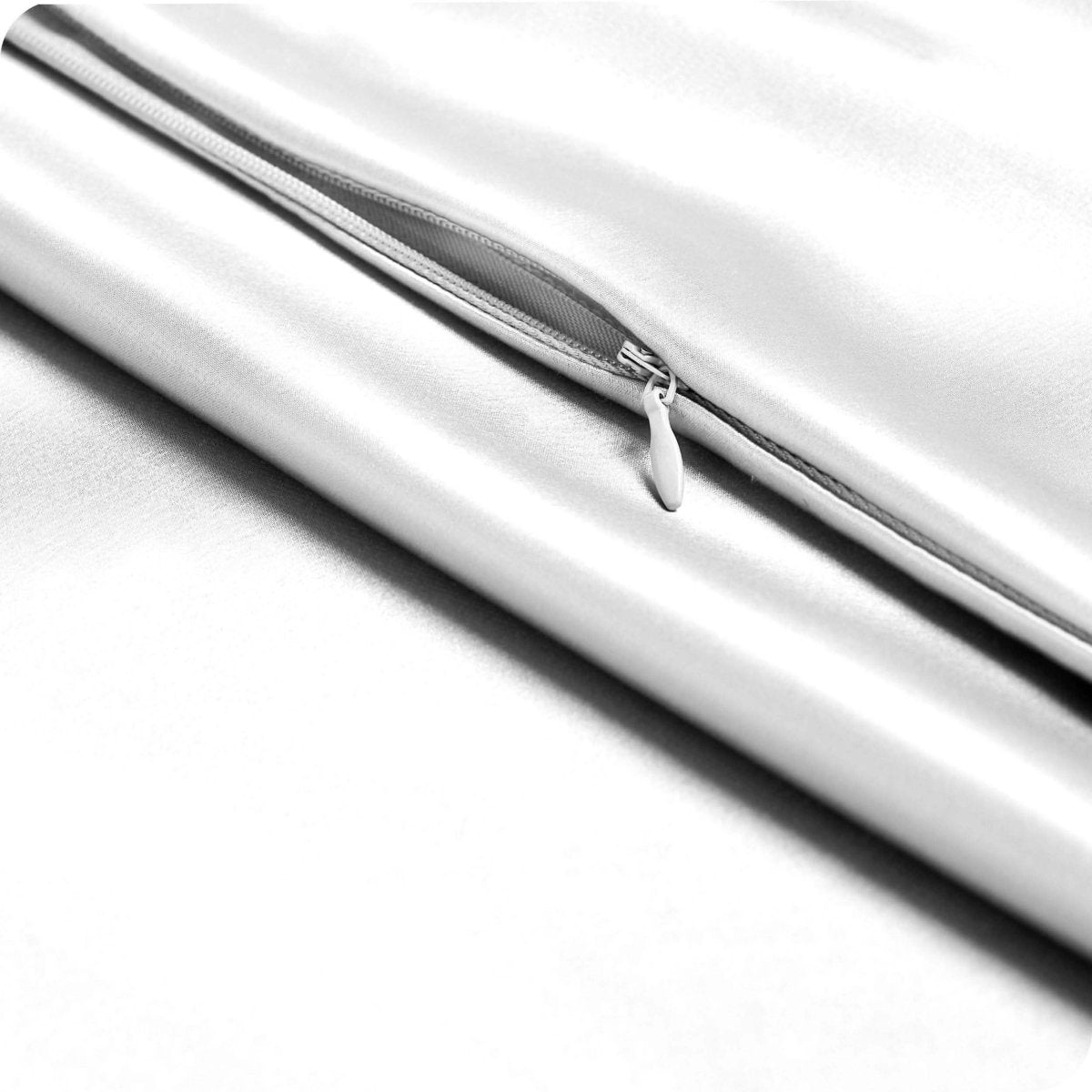 The zipper of the silk pillowcase