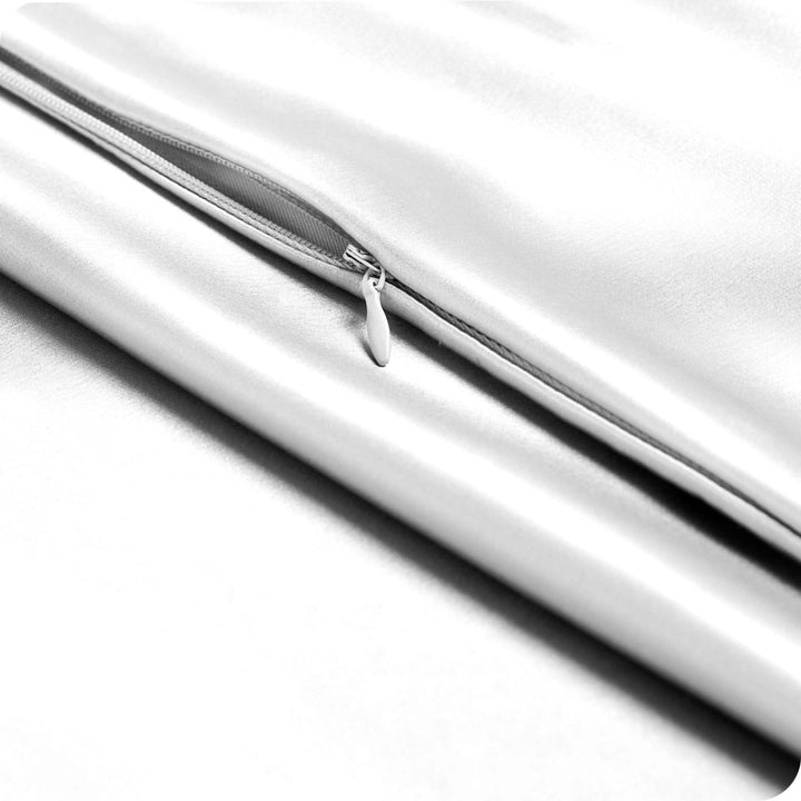 Close up of the zipper closure