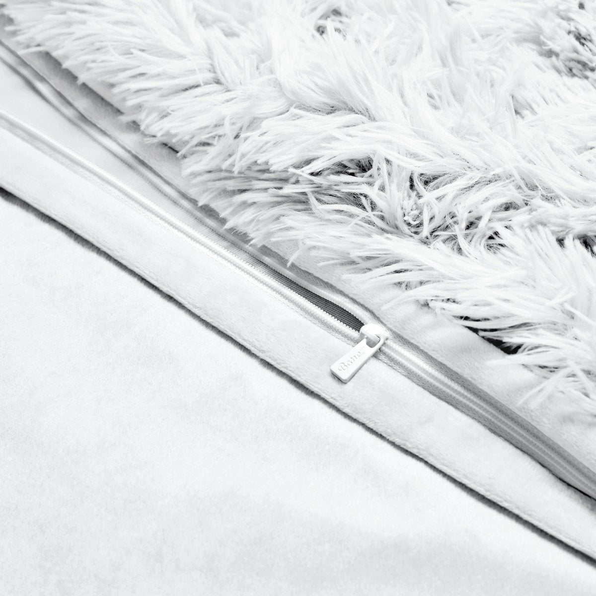 Shaggy duvet with a zipper closure