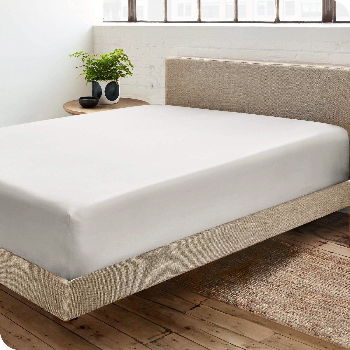 Bedroom with a microfiber fitted sheet on the bed