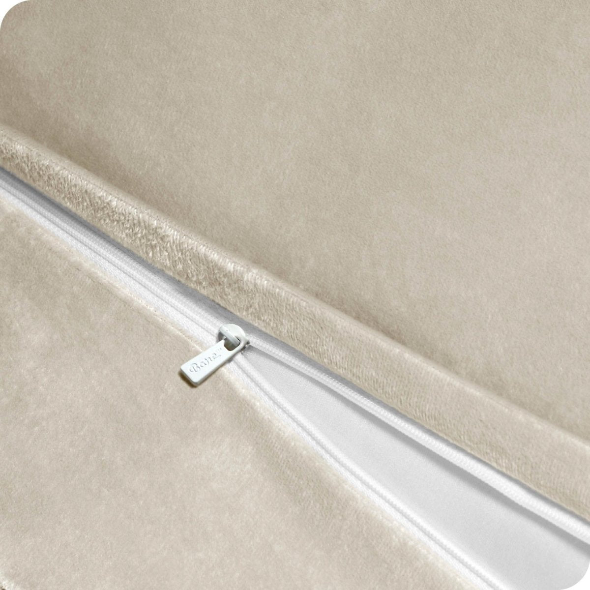 Close up of the zipper of the shaggy duvet cover