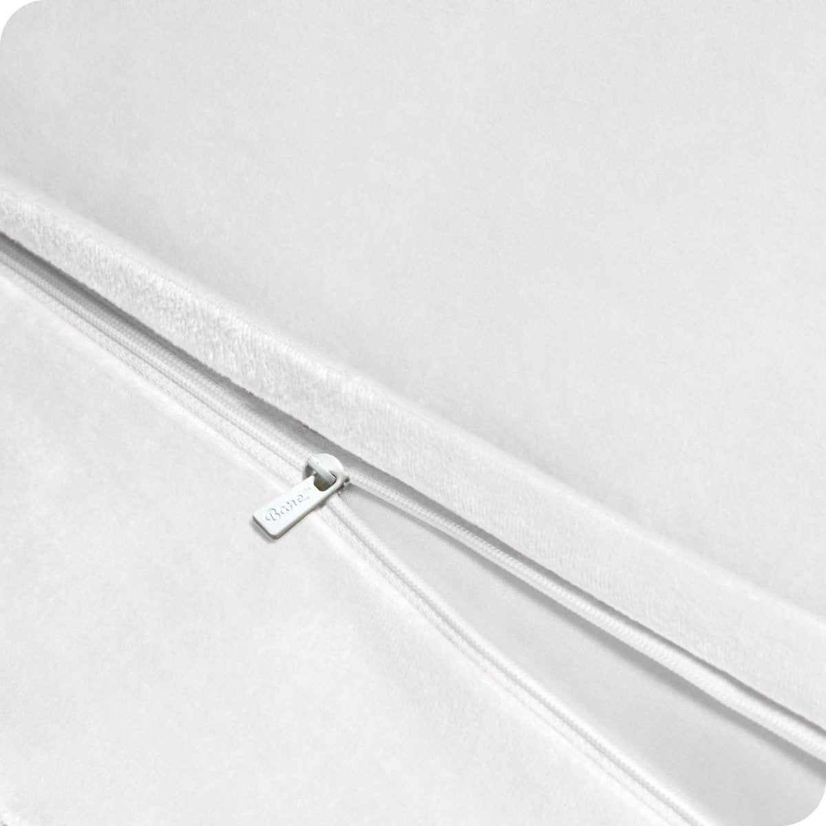 Close up of the zipper of the shaggy duvet cover